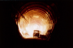 昭和53年～57年 ラーダム下流導水路トンネル工事
 (イラン・テヘラン市)