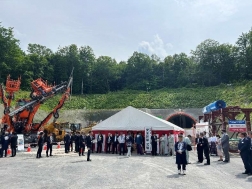 青ぶな山トンネル作業所