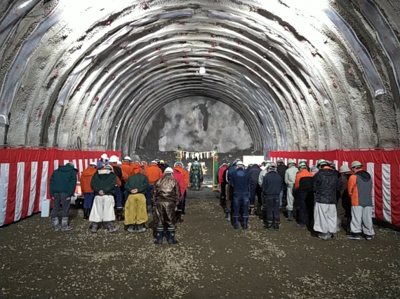 鏡トンネル作業所